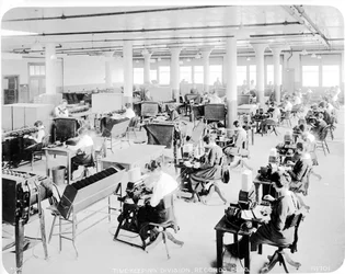 Die Zeitmessungsabteilung in den Hog Island Werften in Philadelphia, 1918